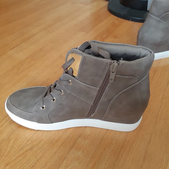 NWOT - Unworn Beige Shoes - Picture 7 of 9